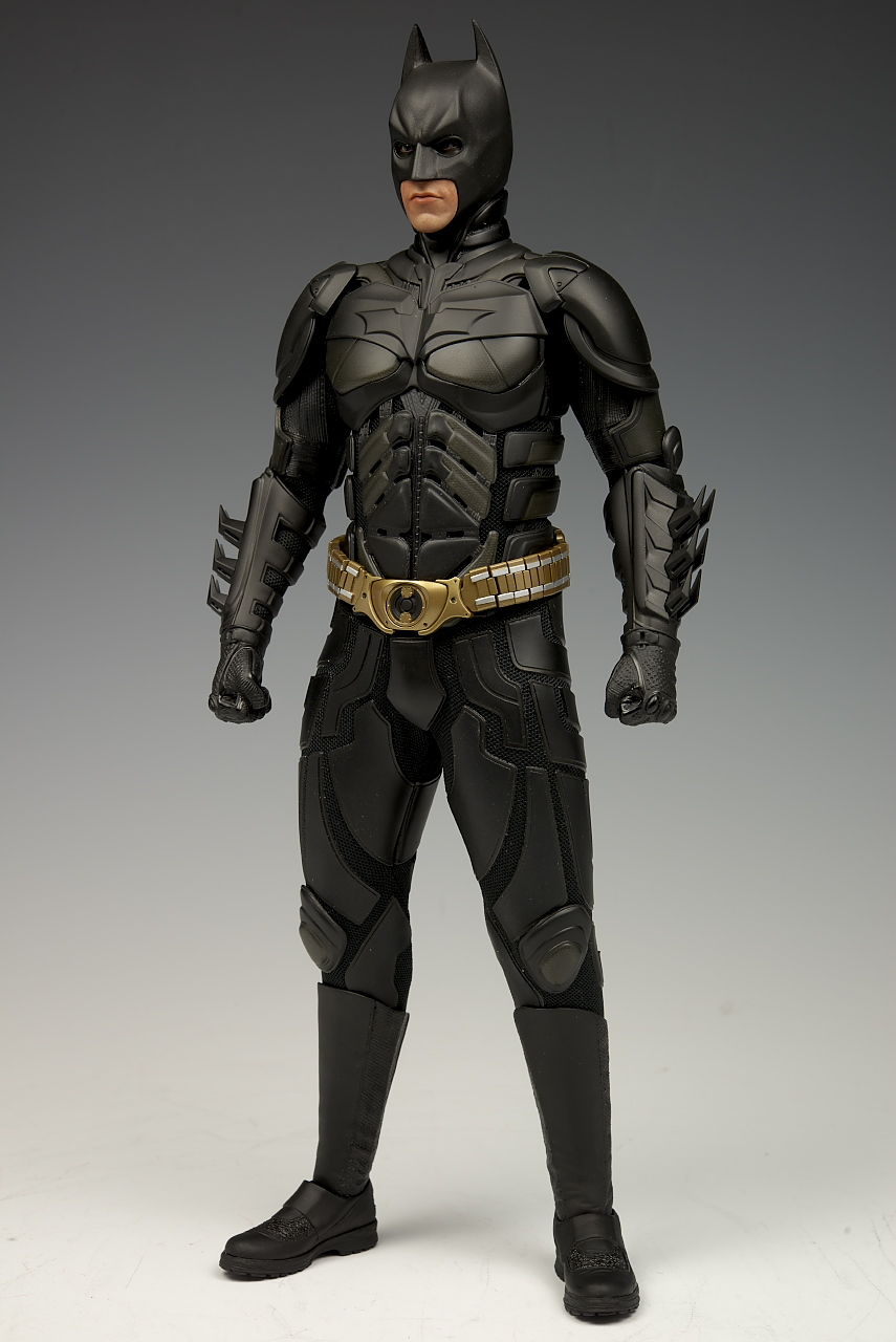 HOT TOYS: THE DARK KNIGHT – Alfred and Batman Armory with Bruce