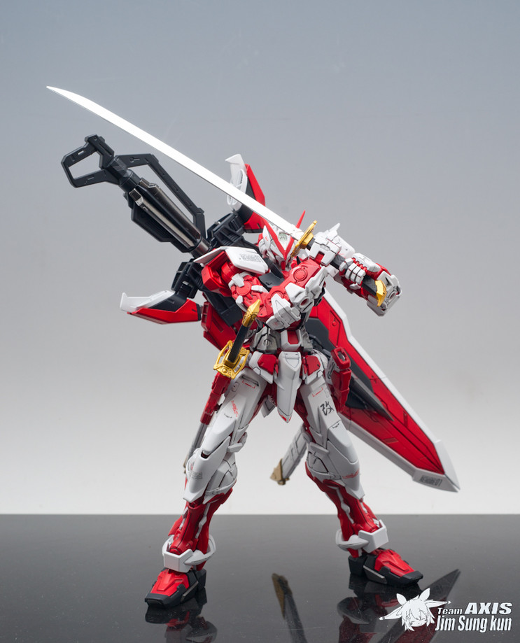MG 1/100 MBF-P02KAI Gundam Astray Red Frame Lowe Guele Custom: Modeled ...